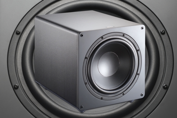 Subwoofer attivo adatto per impianti hi-fi stereo e per sistemi home cinema. Il design pulito e raffinato del mobile rende agevole l'inserimento in ogni tipo di arredamento.
E' caratterizzato dal doppio condotto reflex, posto nella parte inferiore del b